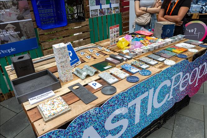 Một số sản phẩm tái chế tại các gian hàng. Ảnh: Trần Đức Minh – TTXVN phát 