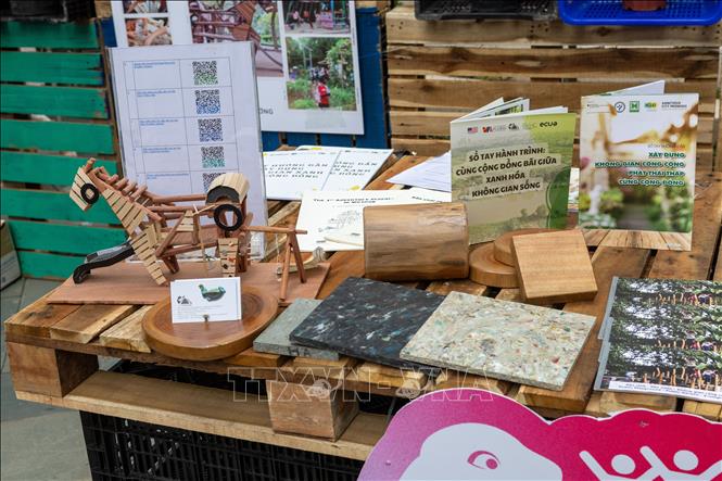 Một số sản phẩm tái chế tại các gian hàng. Ảnh: Trần Đức Minh – TTXVN phát 