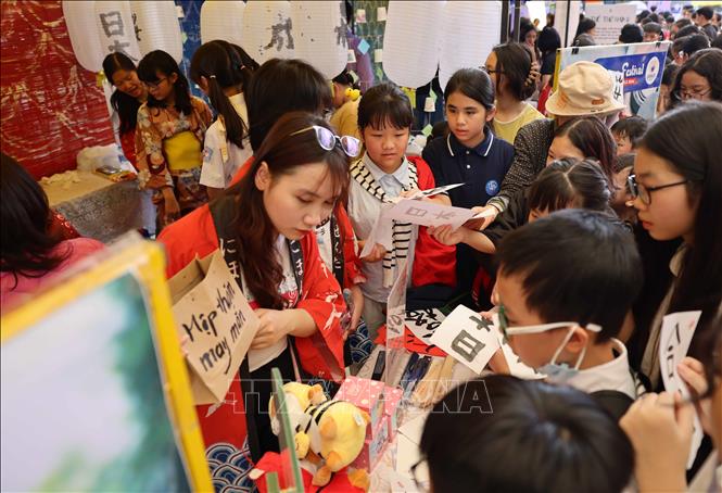 Học sinh hào hứng tham gia trải nghiệm, tìm hiểu văn hóa Nhật Bản trong lễ hội. Ảnh: Thanh Tùng - TTXVN 