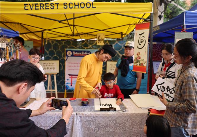 Festival do Hệ thống giáo dục Everest tổ chức, đã tạo cơ hội cho phụ huynh, học sinh tìm hiểu, trải nghiệm những nét đặc sắc của nền văn hóa Nhật Bản. Ảnh: Thanh Tùng - TTXVN 