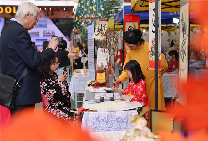 Cùng trải nghiệm viết thư pháp trong lễ hội. Ảnh: Thanh Tùng - TTXVN 