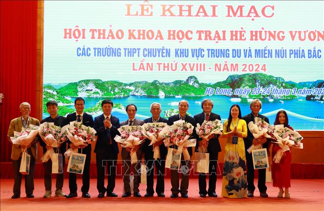 Ban tổ chức tặng hoa Hội đồng cố vấn. Ảnh: Đức Hiếu - TTXVN
