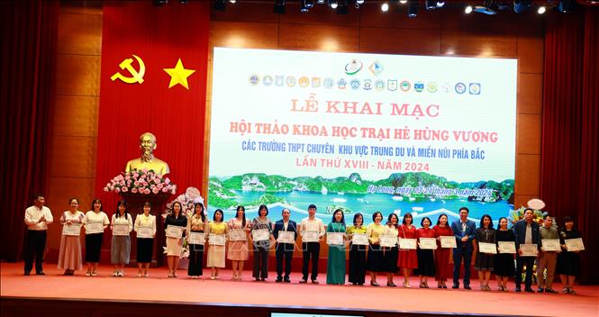 Ban tổ chức trao giải A cho các thầy cô đạt giải ở nội dung đề đề xuất. Ảnh: Đức Hiếu - TTXVN