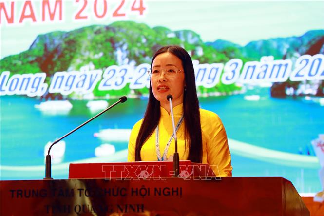 Cô Đỗ Thị Diệu Thuý, Hiệu trưởng, trường THPT chuyên Hạ Long phát biểu tại hội thảo. Ảnh: Đức Hiếu - TTXVN