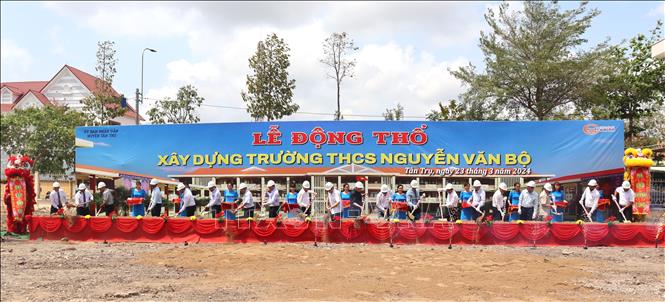 Đại biểu thực hiện nghi thức khởi công xây dựng trường THCS Nguyễn Văn Bộ. Ảnh: Đức Hạnh - TTXVN 