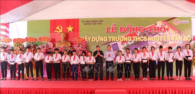Nguyên Chủ tịch nước Trương Tấn Sang và Phó Chủ nhiệm Thường trực Ủy ban kiểm tra Trung ương Trần Văn Rón trao học bổng cho học sinh. Ảnh: Đức Hạnh - TTXVN 