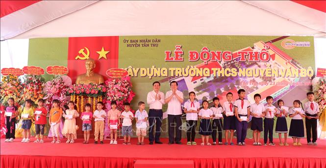 Nguyên Chủ tịch nước Trương Tấn Sang và lãnh đạo tỉnh Long An trao học bổng cho học sinh. Ảnh: Đức Hạnh - TTXVN 