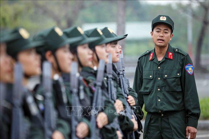Chỉ huy các đơn vị đôn đốc, chỉnh sửa động tác của cán bộ, chiến sĩ CAND tham gia diễu binh, diễu hành. Ảnh: Phạm Kiên - TTXVN