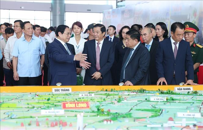 Prime Minister Pham Minh Chinh views a sketch of Vinh Long province's master plan for 2021-2030 with a vision to 2050. VNA Photo: Dương Giang