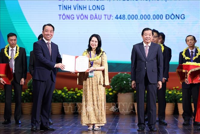 Granting in-principle approvals, investment certificates, and memoranda of understanding for 13 projects with a total capital topping 19.6 trillion VND (816 million USD). VNA Photo: Dương Giang