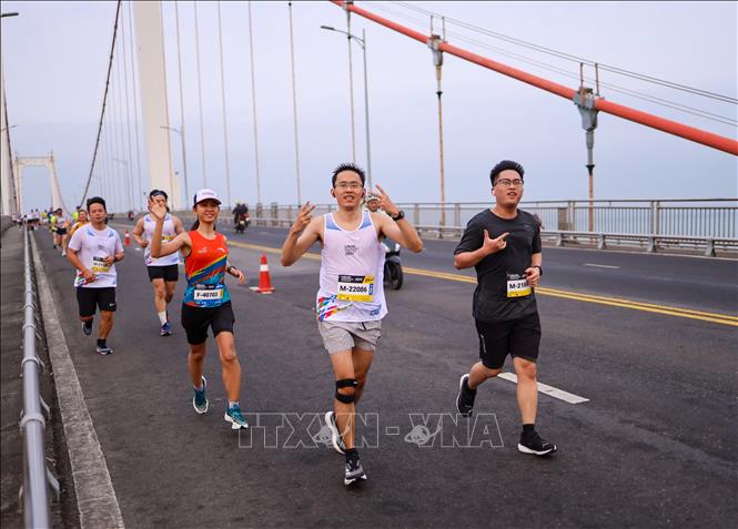 Vận động viên Việt Nam hào hứng tham gia đường chạy marathon 42km và 21km tại cuộc thi. Ảnh: Trần Lê Lâm - TTXVN 
