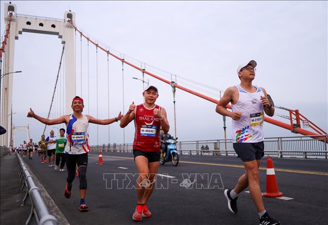 Các vận động viên quốc tế hào hứng tham gia đường chạy marathon tại cuộc thi. Ảnh: Trần Lê Lâm - TTXVN 