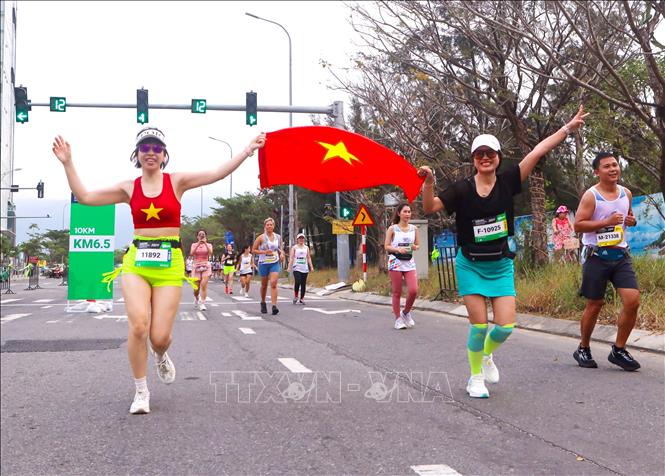 Các vận động viên thể hiện tình yêu Việt Nam khi tham gia Cuộc thi Marathon Quốc tế Đà Nẵng. Ảnh: Trần Lê Lâm - TTXVN 