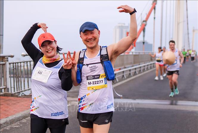 Vận động viên quốc tế hào hứng tham gia cuộc thi Marathon Quốc tế Đà Nẵng. Ảnh: Trần Lê Lâm - TTXVN 