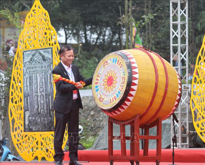 Chủ tịch UBND thị xã Việt Yên Nguyễn Đại Lượng đánh trống khai hội. Ảnh: Danh Lam -TTXVN