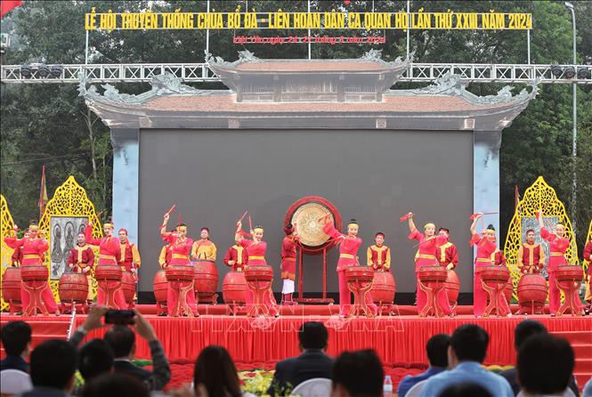 Màn trống khai hội truyền thống chùa Bổ Đà và Liên hoan dân ca Quan họ lần XXIII, năm 2024. Ảnh: Danh Lam -TTXVN