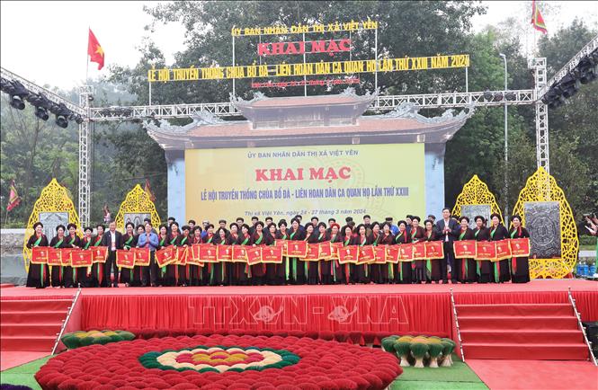 Trao cờ lưu niệm cho các đoàn dân ca Quan họ tham dự. Ảnh: Danh Lam - TTXVN