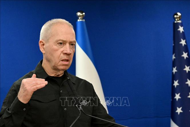 Bộ trưởng Quốc phòng Israel Yoav Gallant phát biểu trong cuộc họp báo ở Tel Aviv ngày 18/12/2023. Ảnh: AFP/TTXVN