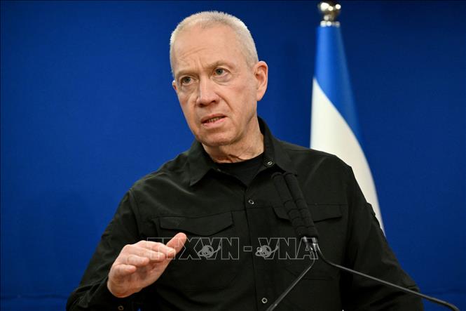 Bộ trưởng Quốc phòng Israel Yoav Gallant phát biểu trong cuộc họp báo ở Tel Aviv ngày 18/12/2023. Ảnh: AFP/TTXVN