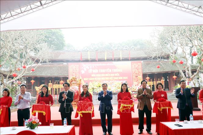 Cắt băng khai mạc Ngày Sách và Văn hóa đọc Việt Nam năm 2024. Ảnh: Mạnh Tú - TTXVN