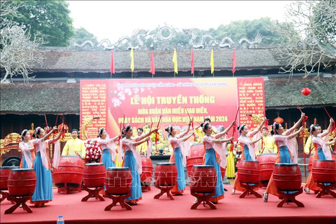 Màn trống khai hội truyền thống Văn miếu Mao Điền. Ảnh: Mạnh Tú - TTXVN