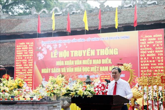 Phó Chủ tịch UBND huyện Cẩm Giàng Nguyễn Văn Công đọc diễn văn khai hội. Ảnh: Mạnh Tú - TTXVN
