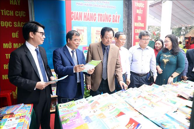 Các đại biểu tham quan gian trưng bày sách. Ảnh: Mạnh Tú - TTXVN