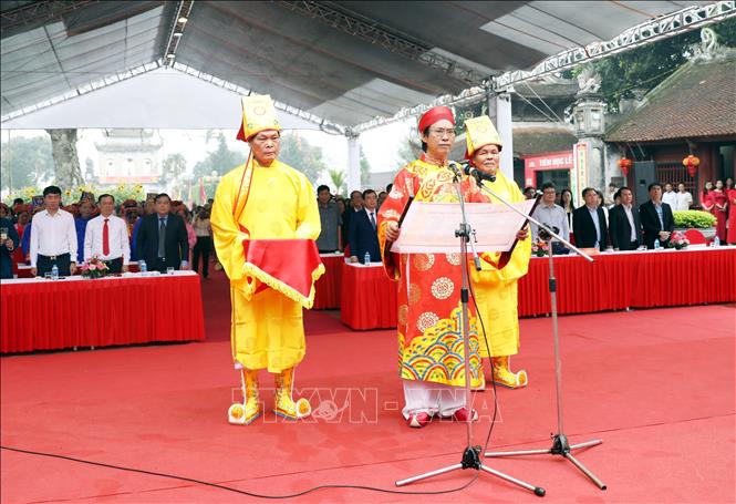 Cung tuyên Văn tế Đức thánh Khổng Tử và các vị đại khoa phối thờ tại Văn miếu Mao Điền. Ảnh: Mạnh Tú - TTXVN