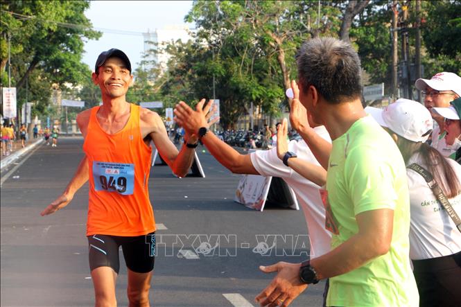 Một vận động viên trên đường về đích nhận được sự chào mừng của người thân, bạn bè. Ảnh: Trung Kiên - TTXVN