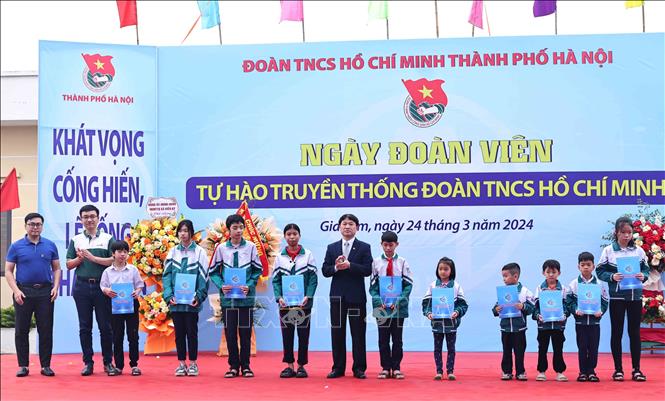 Ban tổ chức trao các suất quà cho học sinh có hoàn cảnh khó khăn. Ảnh: Minh Đức – TTXVN