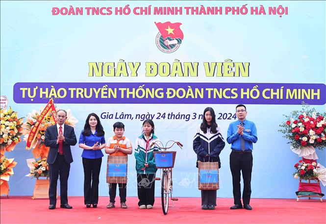 Bí thư Thành đoàn Hà Nội Chu Hồng Minh trao tặng phần quà “Điều ước cho em” và tặng quà cho học sinh có hoàn cảnh khó khăn vươn lên học tốt. Ảnh: Minh Đức – TTXVN