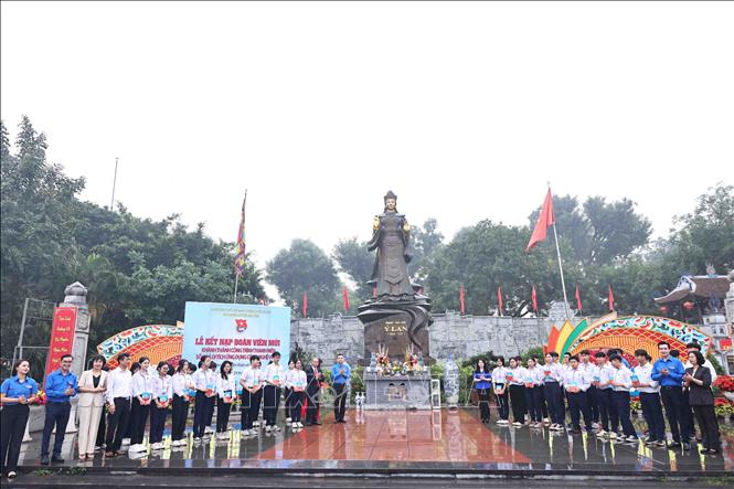 Thành đoàn Hà Nội trao Sổ kết nạp đoàn viên mới cho học sinh. Ảnh: Minh Đức – TTXVN