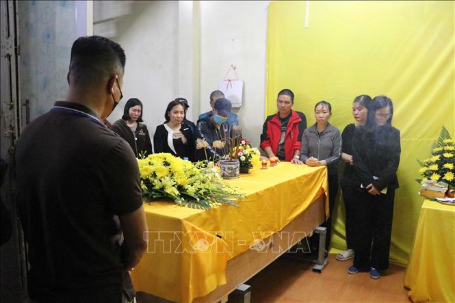 Các đoàn thể, cơ quan, chính quyền địa phương ở phường Đằng Lâm, quận Hải An (Hải Phòng) thăm hỏi, chia buồn cùng gia đình thủy thủ Đặng Duy Kiên. Ảnh: Hoàng Ngọc - TTXVN
