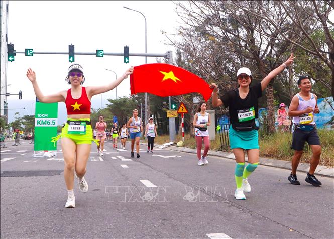 Runners display their patriotic love at the Danang International Marathon. VNA Photo: Trần Lê Lâm