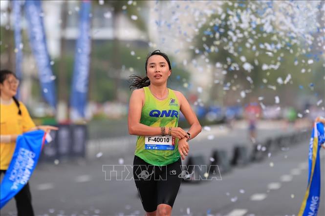 Pham Thi Binh claims victory in the women's 42km marathon with a time of 3 hours 10 minutes and 32 seconds. VNA Photo