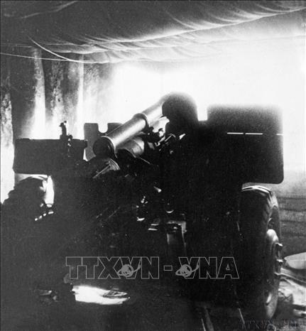 Đúng 17 giờ 5 phút ngày 13/3/1954, Trung đoàn 45 vinh dự bắn phát đạn đầu tiên nhằm vào Him Lam, phân khu trung tâm, các sân bay, trận địa pháo, kho tàng của địch... mở màn Chiến dịch Điện Biên Phủ. Ảnh: Tư liệu TTXVN