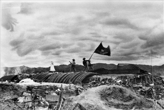 Ngày 7/5/1954, chiến dịch lịch sử Điện Biên Phủ kết thúc thắng lợi, toàn bộ tập đòan cứ điểm của địch ở Điện Biên Phủ đã bị quân ta tiêu diệt, lá cờ 