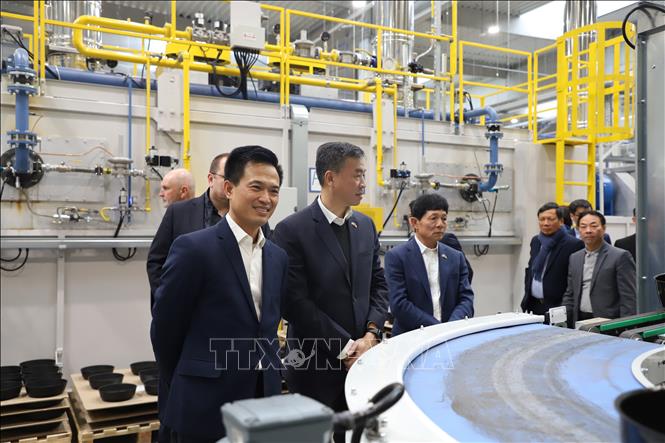 Đoàn công tác Đại sứ quán Việt Nam thăm nhà máy sản xuất của tập đoàn Elmich đặt tại Ostrava. Ảnh: Ngọc Biên - PV TTXVN tại CH Séc