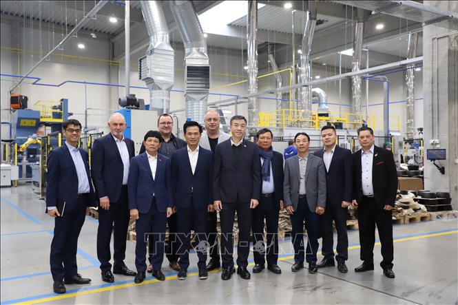 Đoàn công tác Đại sứ quán Việt Nam chụp ảnh lưu niệm với ban lãnh đạo tập đoàn Elmich. Ảnh: Ngọc Biên - PV TTXVN tại CH Séc