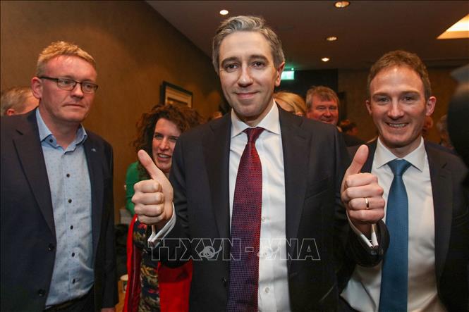 Ông Simon Harris (giữa) tới dự đại hội đảng Fine Gael, tại Athlone, Ireland, ngày 24/3/2024. Ảnh: AFP/TTXVN