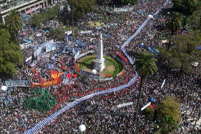 Người dân tuần hành tưởng niệm các nạn nhân dưới chế độ độc tài, tại Buenos Aires, Argentina, ngày 24/3/2024. Ảnh: AFP/TTXVN