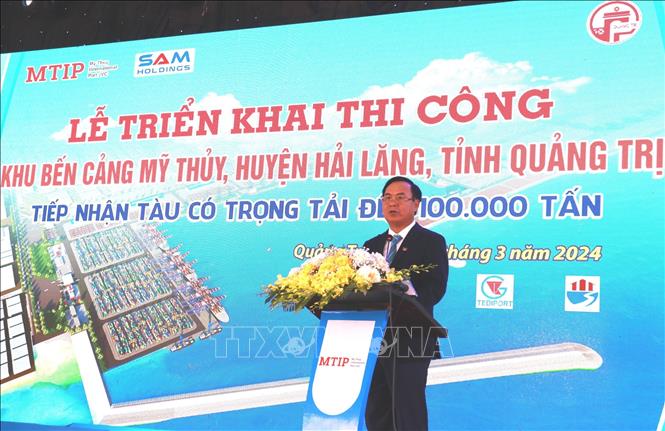 Chủ tịch UBND tỉnh Quảng Trị Võ Văn Hưng phát biểu tại Lễ triển khai thi công dự án. Ảnh: Nguyên Lý-TTXVN