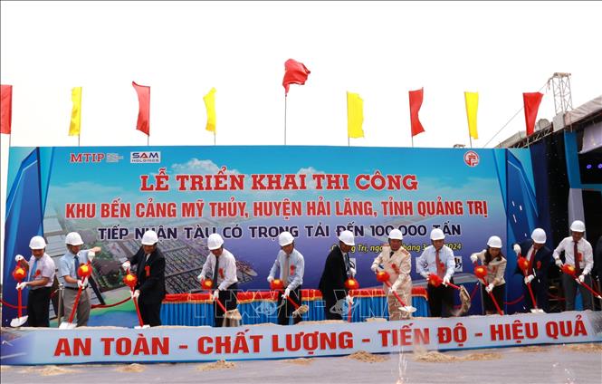 Đại biểu thực hiện nghi thức triển khai thi công dự án. Ảnh: Nguyên Lý-TTXVN