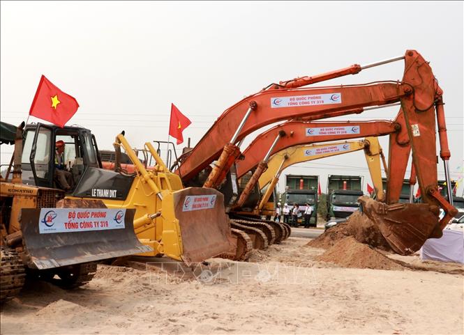 Phương tiện thi công dự án. Ảnh: Nguyên Lý-TTXVN