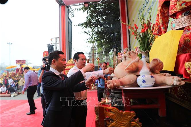 Các đại biểu thắp hương tại lễ hội cầu phúc đền Độc Cước. Ảnh: Nguyễn Nam-TTXVN