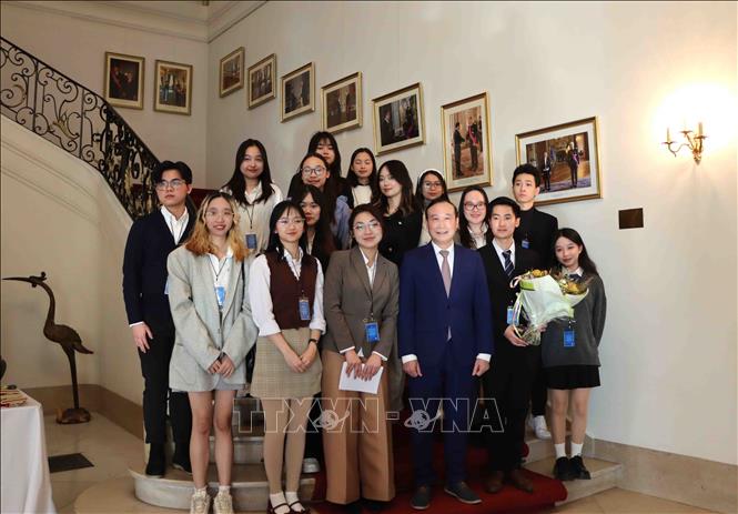 Delegates at the 5th congress meeting pose for a group photo with Vietnamese Ambassador to Belgium Nguyen Van Thao. VNA Photo: Hương Giang