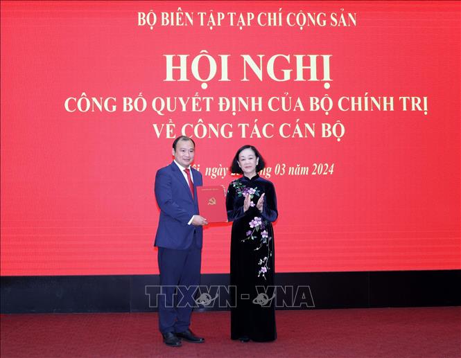Đồng chí Trương Thị Mai, Ủy viên Bộ Chính trị, Thường trực Ban Bí thư, Trưởng Ban Tổ chức Trung ương trao Quyết định của Bộ Chính trị cho đồng chí Lê Hải Bình. Ảnh: Phương Hoa - TTXVN