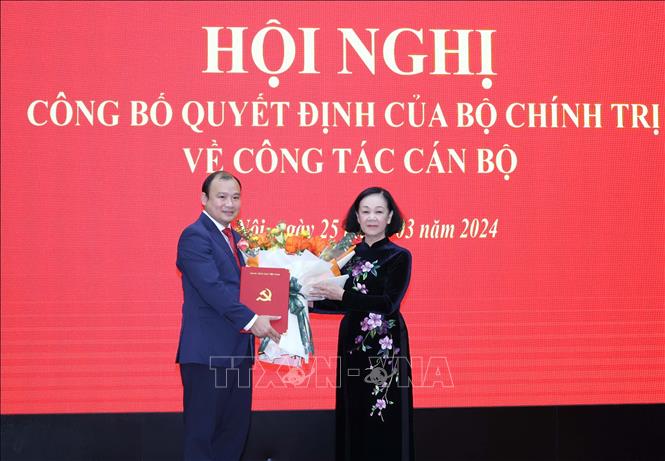 Đồng chí Trương Thị Mai, Ủy viên Bộ Chính trị, Thường trực Ban Bí thư, Trưởng Ban Tổ chức Trung ương trao Quyết định của Bộ Chính trị cho đồng chí Lê Hải Bình. Ảnh: Phương Hoa - TTXVN