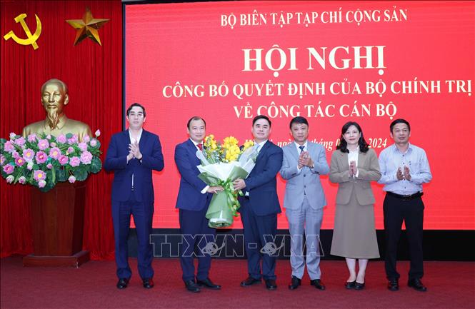 Bộ Biên tập Tạp chí Cộng sản chúc mừng đồng chí Lê Hải Bình. Ảnh: Phương Hoa - TTXVN
