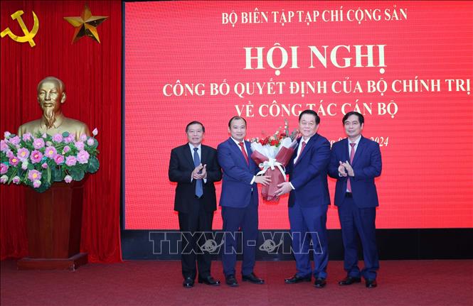 Các đồng chí lãnh đạo Ban Tuyên giáo Trung ương chúc mừng đồng chí Lê Hải Bình. Ảnh: Phương Hoa - TTXVN
